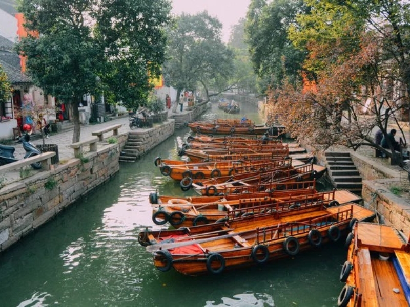 Thuyền gỗ mái đen trên kênh nước Đồng Lý Cổ Trấn (Nguồn: internet)