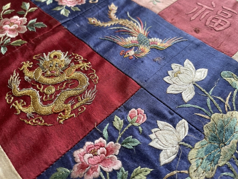 Họa tiết rồng phượng hoa sen trên trang phục truyền thống Trung Quốc